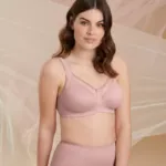 Modelo con conjunto de ropa interior rosa