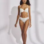 Modelo con conjunto de ropa interior blanco