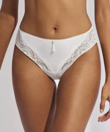 Modelo con bragas Matilda, Braguita Bikini de color blanco